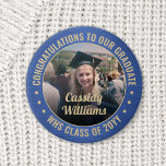 Text Studenten Foto Gratulerart blått och Guld Knapp<br><div class="desc">Säg grattisar och visa pridet för student med coolans anpassade fotoknappar/brickor. (IMAGE PLACEMENT TIP: Ett enkelt sätt att centrera ett foto exakt som du vill är att flytta det till skörd innan du laddar upp det till Zazzle-webbplatsen.) All text är enkel att anpassa med namn, klassår, skola, inspirerande citat, motiverande...</div>