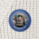 Text Studenten Foto Gratulerart blått och Guld Knapp<br><div class="desc">Säg grattisar och visa pridet för student med coolans anpassade fotoknappar/brickor. (IMAGE PLACEMENT TIP: Ett enkelt sätt att centrera ett foto exakt som du vill är att flytta det till skörd innan du laddar upp det till Zazzle-webbplatsen.) All text är enkel att anpassa med namn, klassår, skola, inspirerande citat, motiverande...</div>