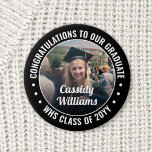 Text Studenten Photo Gratulerar Black and White Knapp<br><div class="desc">Säg grattisar och visa pridet för student med coolans anpassade fotoknappar/brickor. (IMAGE PLACEMENT TIP: Ett enkelt sätt att centrera ett foto exakt som du vill är att flytta det till skörd innan du laddar upp det till Zazzle-webbplatsen.) All text är enkel att anpassa med namn, klassår, skola, inspirerande citat, motiverande...</div>