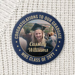 Text Studenten Photo Gratulerar Navy Blue Guld Knapp<br><div class="desc">Säg grattisar och visa pridet för student med coolans anpassade fotoknappar/brickor. (IMAGE PLACEMENT TIP: Ett enkelt sätt att centrera ett foto exakt som du vill är att flytta det till skörd innan du laddar upp det till Zazzle-webbplatsen.) All text är enkel att anpassa med namn, klassår, skola, inspirerande citat, motiverande...</div>