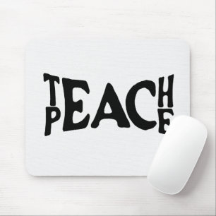 Texten "Teach Peace" på vitt Musmatta