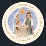 Textkream för Nativitet Returnera Namn Adress Guld Runt Klistermärke<br><div class="desc">Ett vackert målat Nativitetscen,  med Mary,  Joseph och baby Jesus i en manger i mitten,  på en gräddbakgrund med guld typografi. Ditt namn böjs ovanför och din returadress böjs nedan,  vilket du enkelt kan anpassa.</div>
