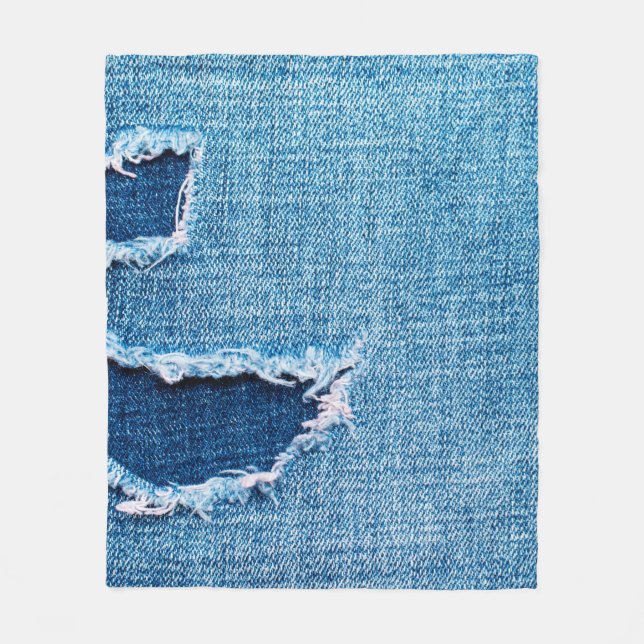 Texturerad denim-bakgrund. Torn hål i tyget Fleecefilt (Framsidan)