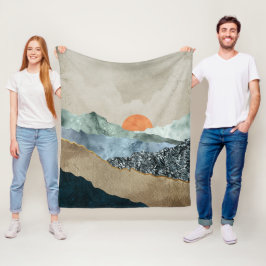Texturerade bergslager med solnedgångsglöd fleecefilt