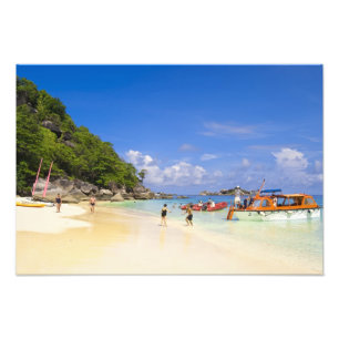 Thailand, Andamanhavet. Passagerare på land vid Fototryck