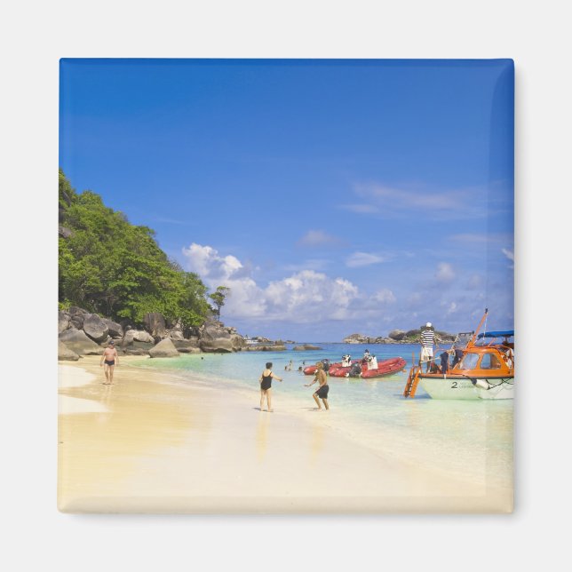 Thailand, Andamanhavet. Passagerare på land vid Magnet (Framsidan)