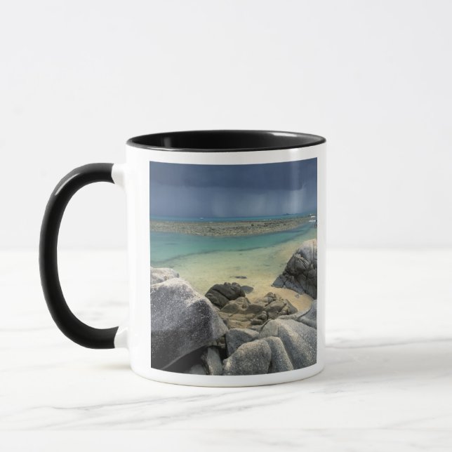 Thailand, Andamanska havet, Ko Phi Phi-ön, natursk Mugg (Vänster)