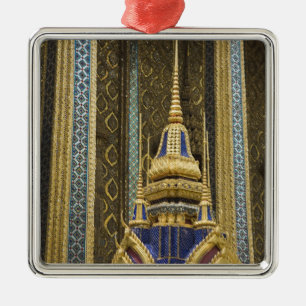 Thailand, Bangkok. Detaljer av utsmyckad Julgransprydnad Metall
