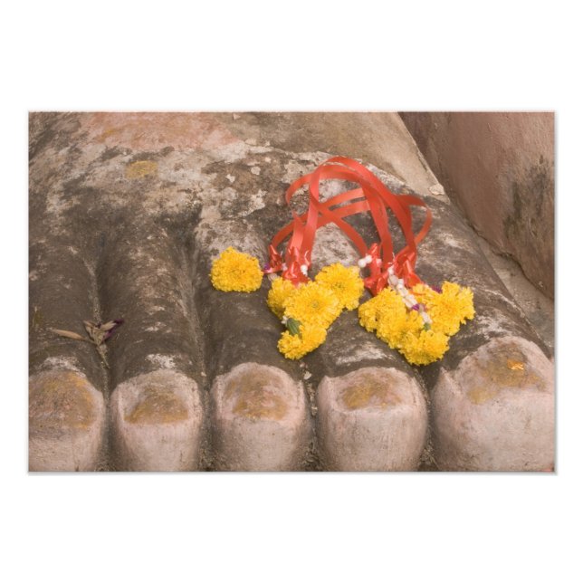 Thailand, Buddhas fötter och ringblomsoffer Fototryck (Framsidan)