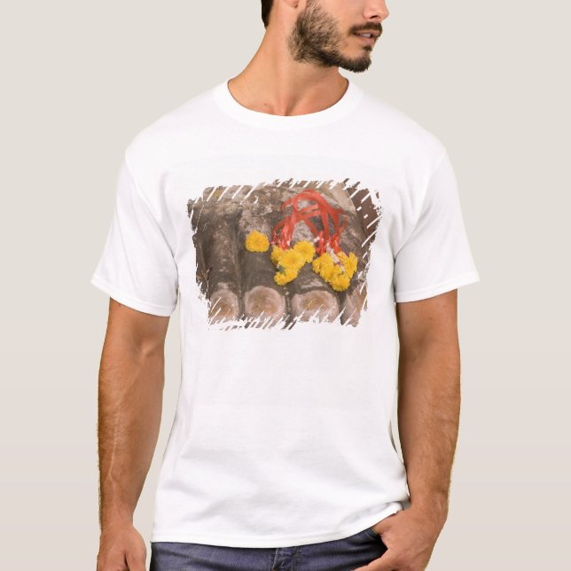 Thailand, Buddhas fötter och ringblomsoffer T-shirt (Framsida)