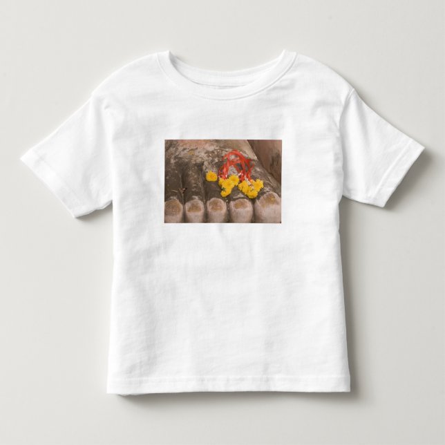 Thailand, Buddhas fötter och ringblomsoffer T Shirt (Framsida)
