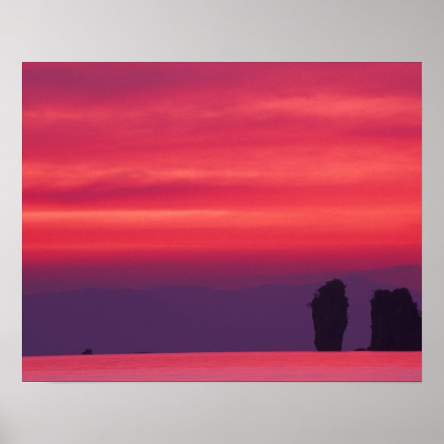 Thailand, Phang Nga Bay. ROSA HIMLAR i Poster (Framsidan)