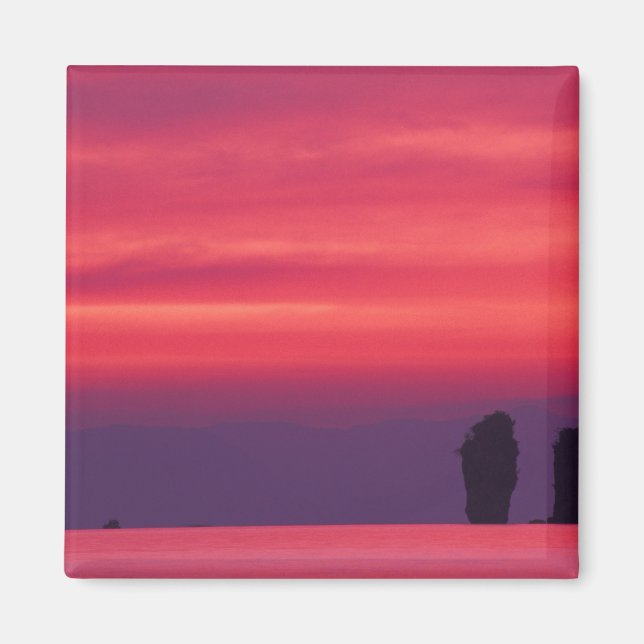 Thailand, Phang Nga-bukten. Rosa himmel speglas i Magnet (Framsidan)