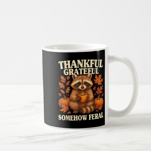 Thankful Grateful Somehow Feral Funny Raccoon Autu Kaffemugg (Höger)