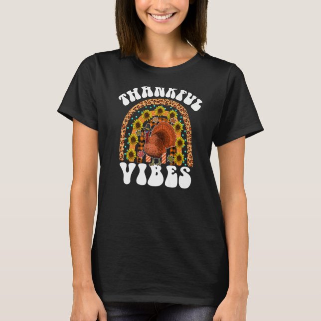 THANKFUL VIBES Rainbow Turkey Fall Retro Groovy Th T Shirt (Framsida)