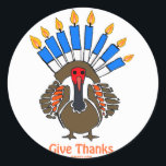 Thanksanukkah Thanksdiskukkah kalkey menorah-gåva Runt Klistermärke<br><div class="desc">DENNA TURKISKA MENORAH ÄR EN UNIK UTFORMNING AV EN OLIKA CHANUKAH HANUKKAH GIFTS FÖR THANKSGIVUKKAH 2013. BÄRA A THANKSANUKKAH SHIRT OCH GE VÄRDINNA A EN SPECIELL APRON FÖR ATT VISA AV HENNES AMERIKANSKA JEWISH-PRIDE.</div>