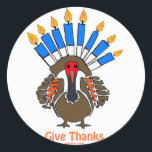 Thanksanukkah Thanksdiskukkah kalkey menorah-gåva Runt Klistermärke<br><div class="desc">DENNA TURKISKA MENORAH ÄR EN UNIK UTFORMNING AV EN OLIKA CHANUKAH HANUKKAH GIFTS FÖR THANKSGIVUKKAH 2013. BÄRA A THANKSANUKKAH SHIRT OCH GE VÄRDINNA A EN SPECIELL APRON FÖR ATT VISA AV HENNES AMERIKANSKA JEWISH-PRIDE.</div>