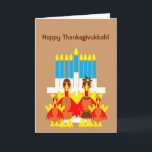 Thanksdiskukkah Funny Turkey Family Greeting Card Helgkort<br><div class="desc">Ett humoristiskt original c.a.teresa illustrerar hälsningskort eller inbjudan till en kalkonfamilj klädd i helgdag framför en menorah. Perfekt-kortet för att fira kombinationen av Thanksgiving och Hanukkah som kommer att falla ihop i år. De här färgfulla visitkorten kan också anpassas på insidan med ditt eget foto eller meddelande! Den här designen...</div>