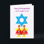 Thanksdiskukkah Funny Turkey Vin Greeting Card Helgkort<br><div class="desc">Ett humoristiskt original c.a.teresa illustrerar hälsningskort eller inbjudan till ett kalkonpar som har ett glas kosher vin med vacker stjärna av David-bakgrund. Perfekt-kortet för att fira kombinationen av Thanksgiving och Hanukkah som kommer att falla ihop i år. De här färgfulla visitkorten kan också anpassas på insidan med ditt eget foto...</div>