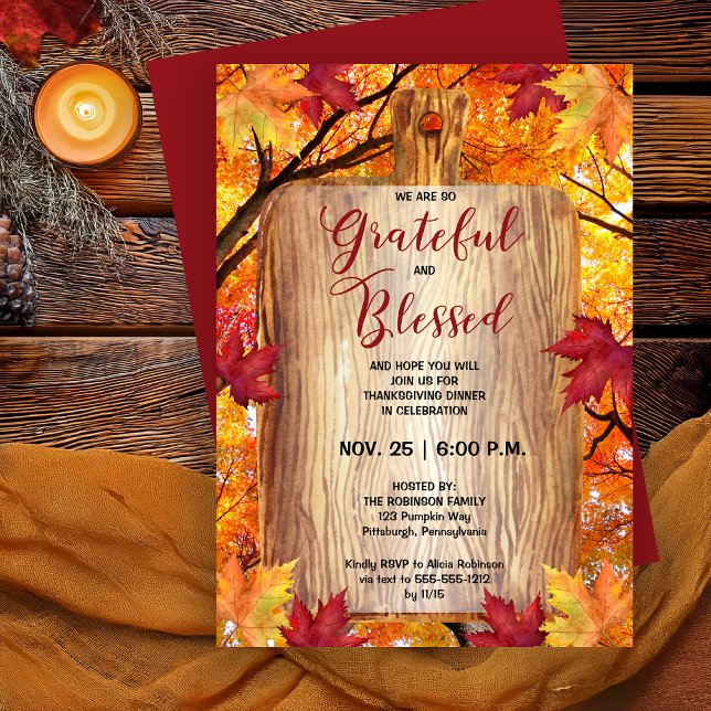 Thanksgiving Dinner-Rustic Woodsy tacksam, välsign Inbjudningar (Thanksgiving Dinner Rustic Woodsy Cutting Board with Fall Trees and Leaves Background - Print | Digi)