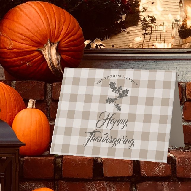 Thanksgiving Gratitude Family Namn Taupe Play Helgkort (Thanksgiving Gratitude Family Name Taupe Plaid Holiday Card)