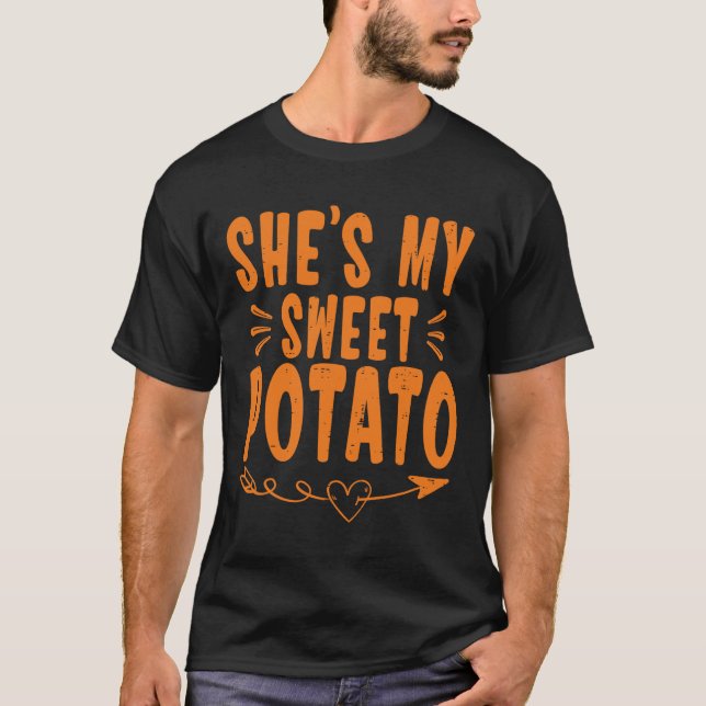 Thanksgiving matchande par Hon är min sötpotatis T Shirt (Framsida)