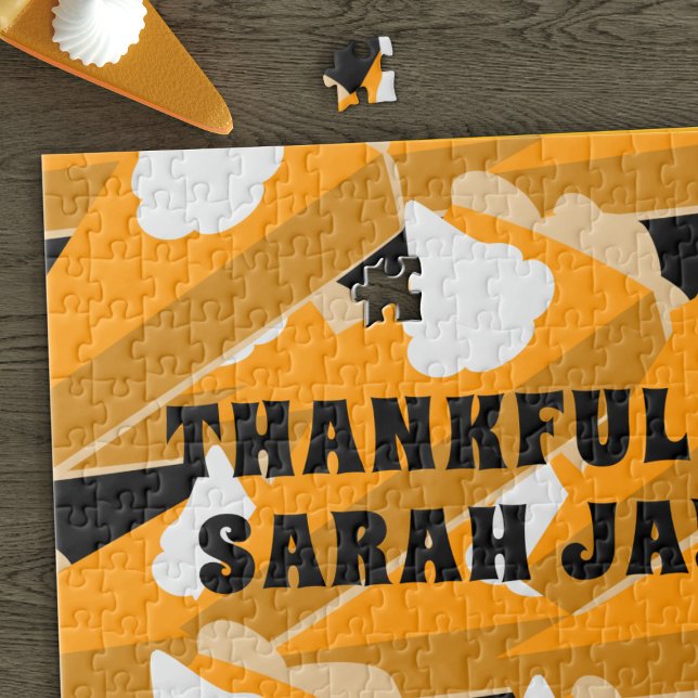 Thanksgiving Pumpkin Paj Thankful Jigszle Puzzle Pussel (A fun pumpkin pie themed jigsaw puzzle for Thanksgiving! More pie anymore? 🥧)