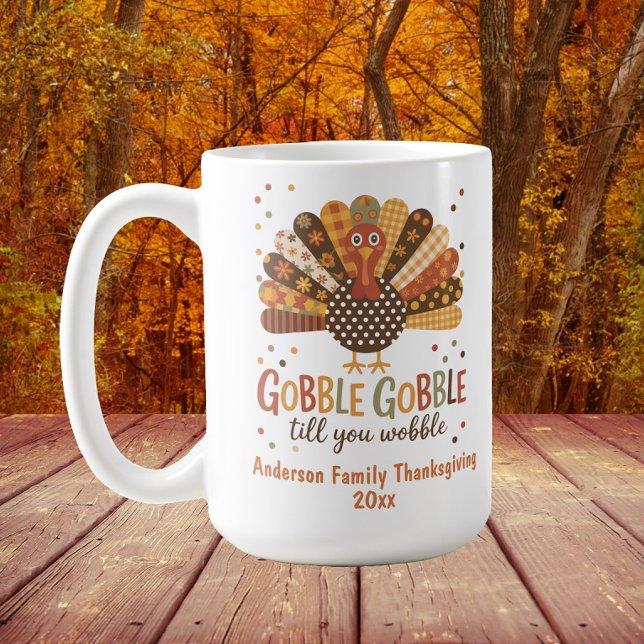 Thanksgivingen för det turkiska lappverksgobble ti kaffemugg (Turkey "Gobble Gobble till you wobble" Family Thanksgiving customizable mug)