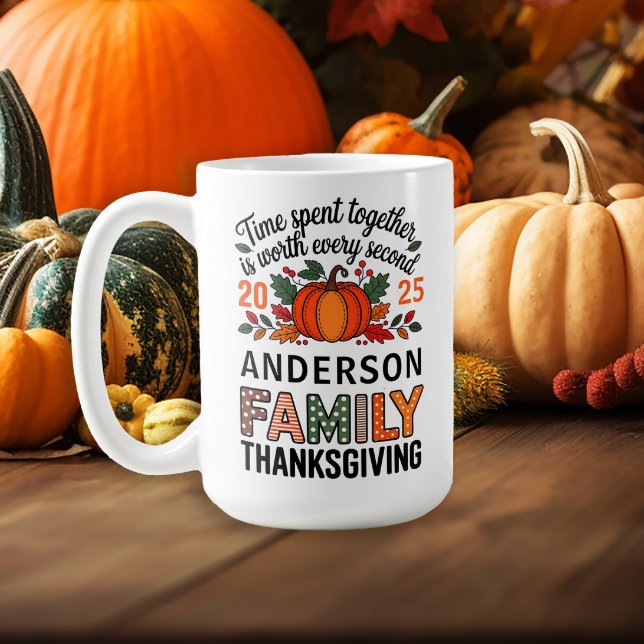 Thanksgivingen  för familjemönster i Namn Kaffemugg ("Time spent together is worth every second" Thanksgiving family keepsake mug)