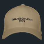 THANKSGIVUKAH 2013 JEWISH HELGDAG HAT BRODERAD KEPS<br><div class="desc">BÄRA DENNA TACSGIVUKAH 2013 HAT PÅ THANKSGIVING OCH HANUKKAH-CHANUKAH I ÅR. VAD EN UNDERBAR JEWISH HELGDAG HANUKKAH GIFT DET HÄR ÄR!</div>