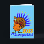 Thanksgivukkah Menurkey hälsningkort 2013 Helgkort<br><div class="desc">Överför Thanksgivukkah 2013 önskemål med detta klassikermenurkeykort denna Hanukkah! Presentera en rolig tecknadkalkon med en menora för en svan. EnThanksgiving som ska för att inte uppstå för en andra 77.000 år! Hastigt grepp några underbara minnessakkort för detta när-i-en-livstid-firande. Välj detta kallt grafiskt på tre som kortet storleksanpassar, ändra bakgrundsfärgen, om...</div>