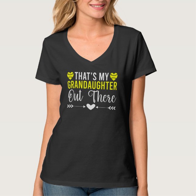 Thats my Grandaughter out there Softball Grandpare T Shirt (Framsida)