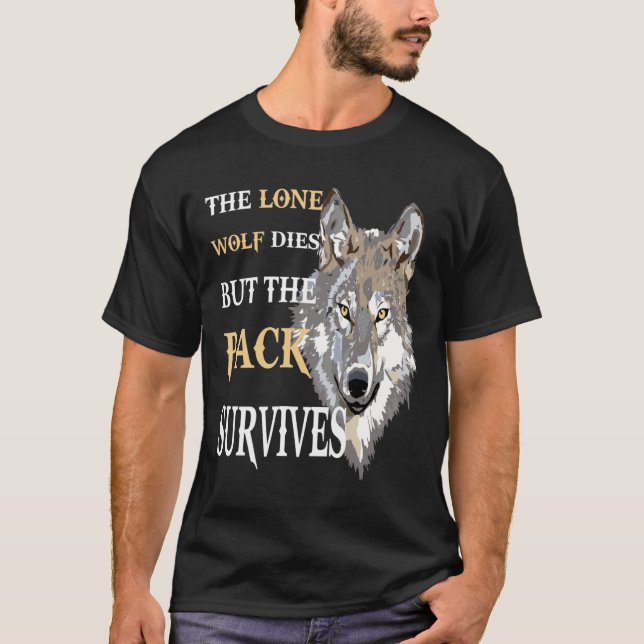 The Alone Wolf Dies But The Pack Survives Distress T Shirt (Framsida)