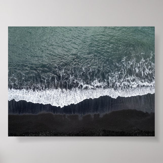 The black beach in Iceland Poster (Framsidan)