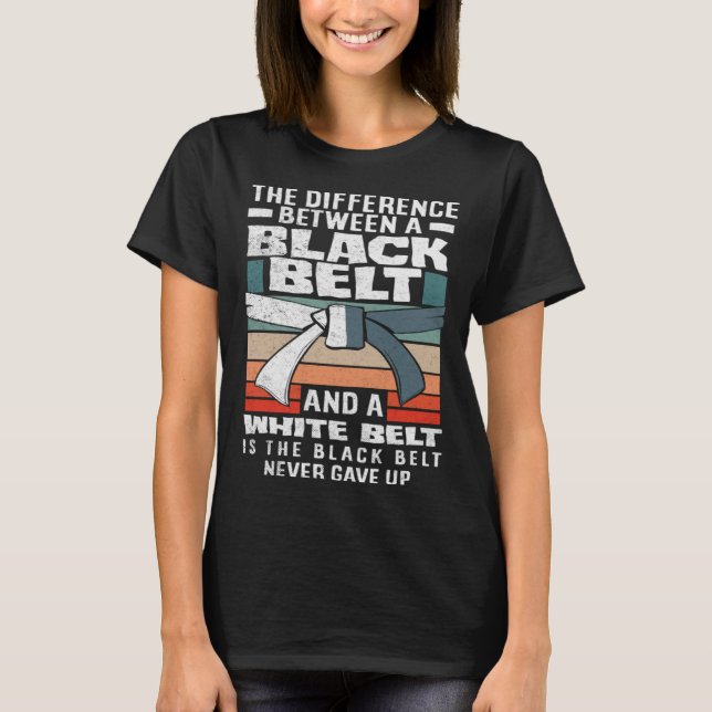 The Black Belt Never Gave Up Karate Jiu Jitsu T Shirt (Framsida)