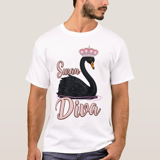 The black swan, queen of the water.  t shirt (Framsida)