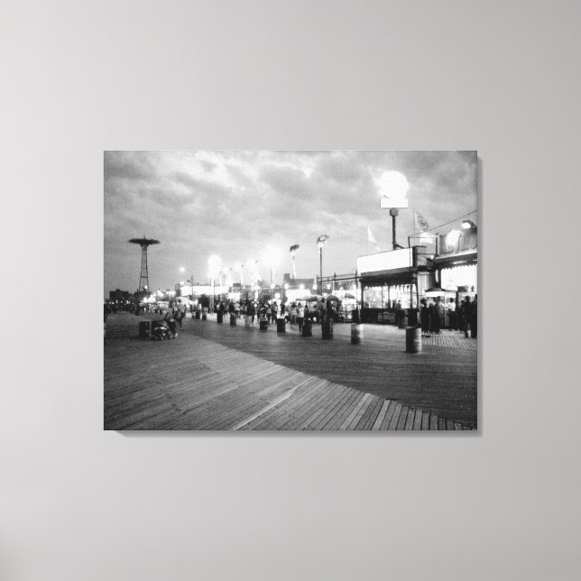 'The Boardwalk at Night' Lindad Canvastryck (Framsida)