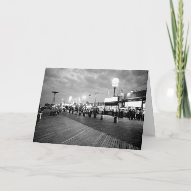 'The Boardwalk at Night' Tom Kort Greeting Card (Framsida)