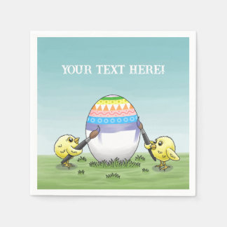 The chickens paint a colorful Easter egg Pappersservett
