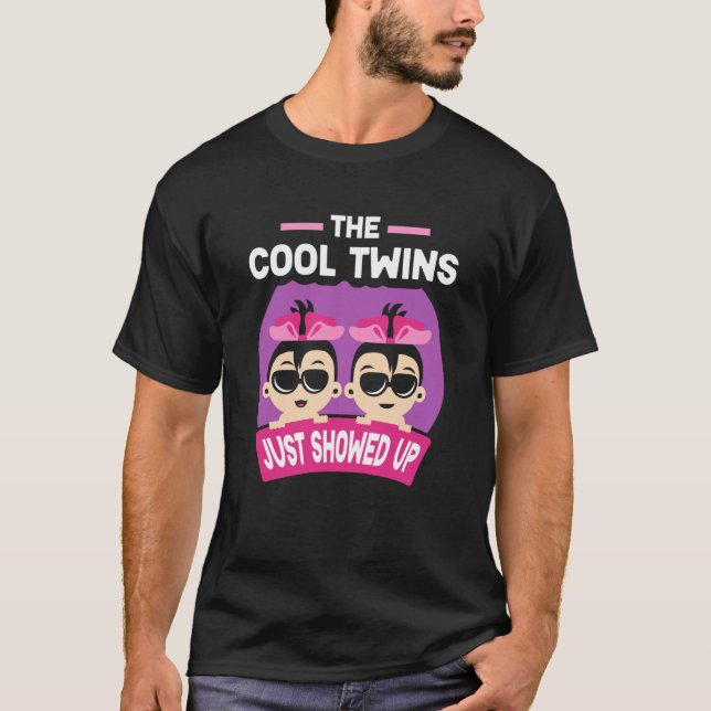 The Cool Twins Just Showed Up Sarcastic Twin Humor T Shirt (Framsida)