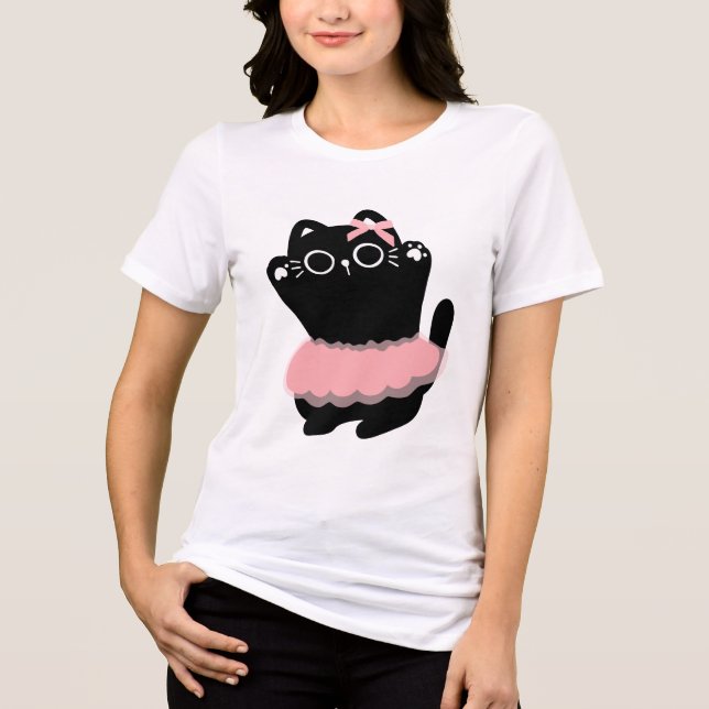 "The Dance of Femininity: A black cat comes alive  T Shirt (Framsida)