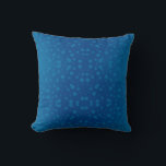 The design conveys a calm and cozy atmosphere kudde<br><div class="desc">Blue pillow with a pattern of turquoise circles on a gradient background from dark to light blue. The design conveys a calm and cozy atmosphere.</div>