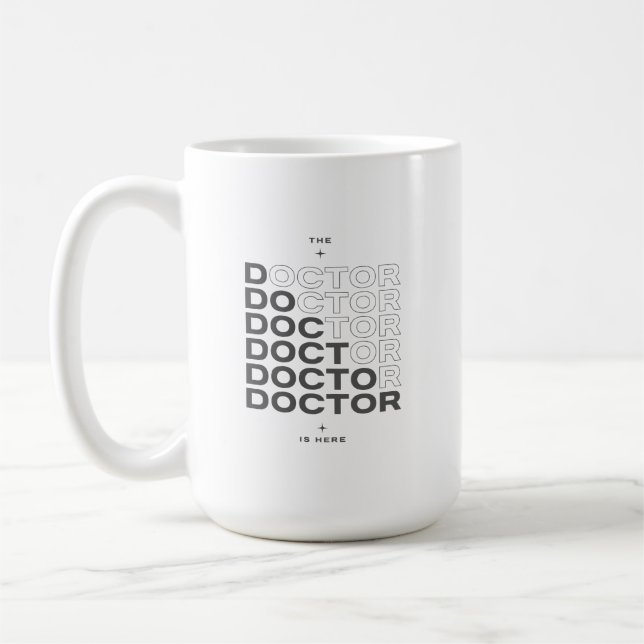 The Doctor Is Here Minimal Text Design Kaffemugg (Vänster)