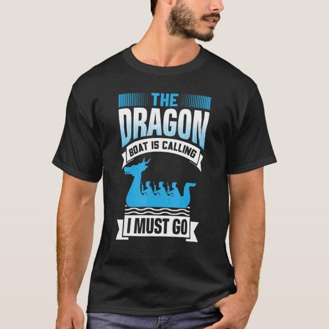 The Dragon Boat Is Calling I Must Go - Dragon Boat T Shirt (Framsida)