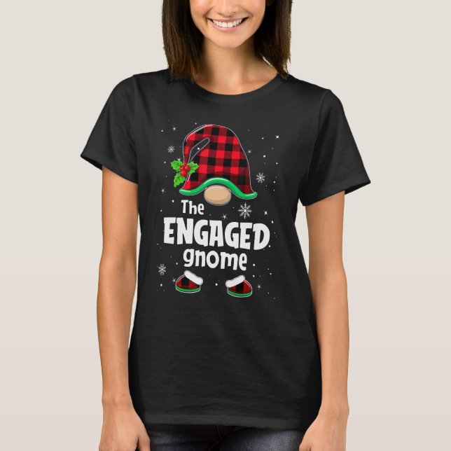 The Engaged Gnome Buffalo Plaid Christmas Matching T Shirt (Framsida)