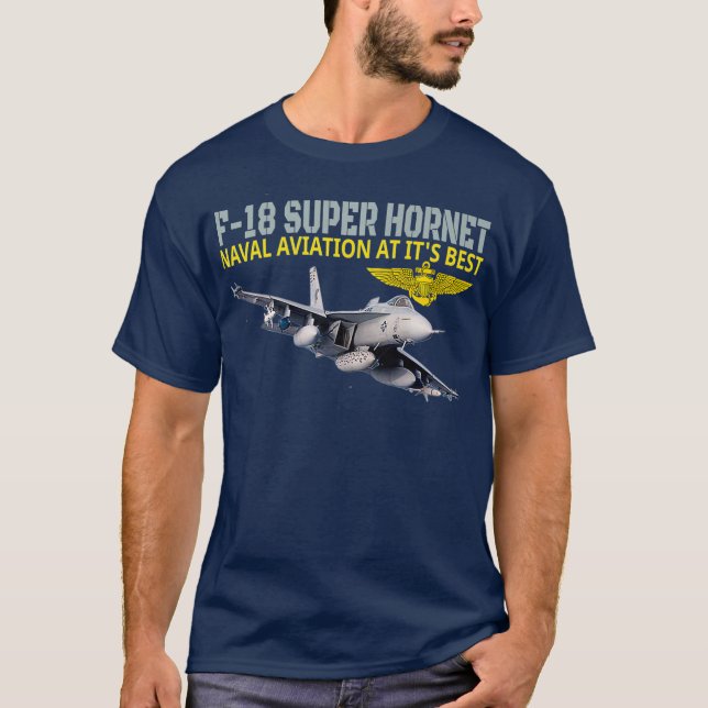 The F18 Super Hornet in actionNaval aviation at T Shirt (Framsida)