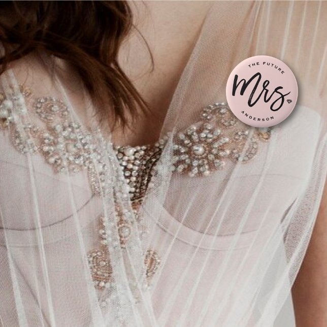 The Future Mrs. Brush Script Diamant Bröllopsfest Knapp (The Future 'Mrs.' Diamond, Brush Calligraphy Wedding Rehearsal Pin Button @ fatfatin_blue_knot)