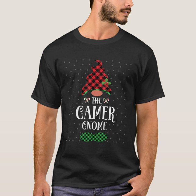 The Gamer gnome Christmas red green plaid pattern T Shirt (Framsida)