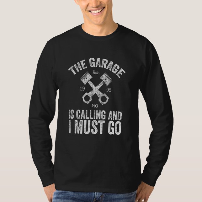 The Garage Is Calling And I Must Go Funny Mechanic T Shirt (Framsida)