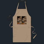 The Gentle Tiger Chef Långt Förkläde<br><div class="desc">In a sunlit kitchen that feels both rustic and peaceful, a white tiger has taken on the role of chef. With calm confidence, the striped cook leans over a simmering pot, carefully stirring a hearty golden stew. Steam rises in soft curls while a plate of crisp, golden food rests nearby,...</div>